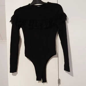 Glittrig body🌸 - 🌸Bodyn har en volang och är glittrig