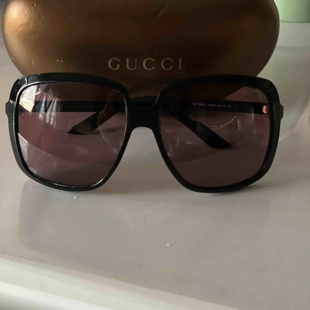 Fake Gucci solglasögon. Accessoarer.