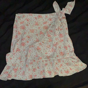 Kjol - Kort wrap kjol från Shein. Storlek 38 men passar som en 36. Aldrig använd då den inte passar. 