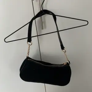 Säljer en ”klassisk” liten svart väska som jag köpt på h&m
