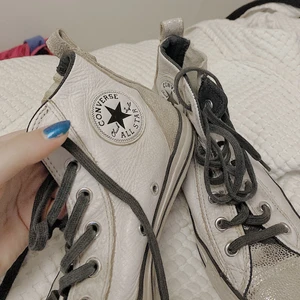 Converse  - Så fina converse vita och silver glitter och svarta detaljer , mina favoriter 😍 Köparen står för frakt 💕 
