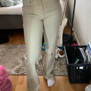 beiga bootcut byxor - ett par beiga bootcut byxor i storlek 38, halvt lågmidjade. Köparen står för frakten:)