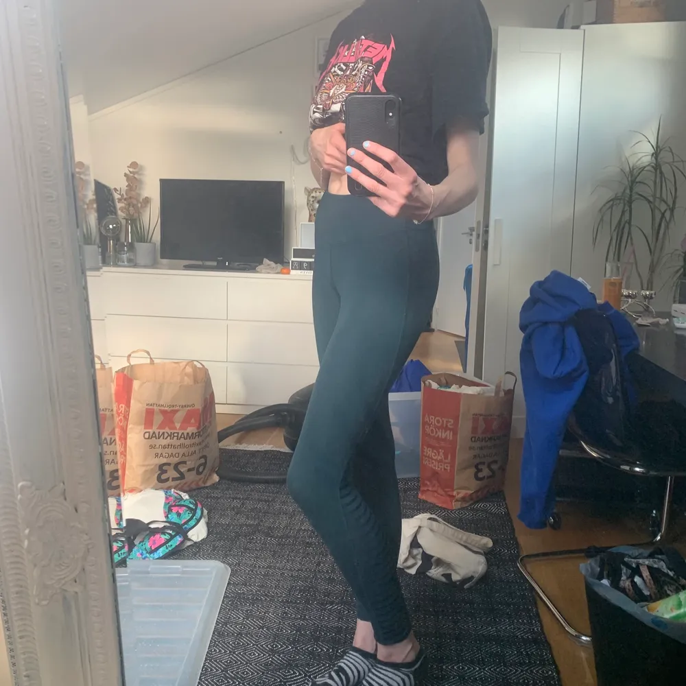 Gröna träningsbyxor, står inte vilken storlek men sitter bra på mig som har S. Sista bilden är för att visa färgen på byxorna!!! Frakten ingår i priset, skriv för frågor🍒🤗. Jeans & Byxor.