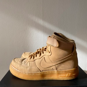 AIR FORCE 1, storlek 38 - High top air force 1 beige, storlek 38 (24cm) Använda få gånger så dem letar ett hem där dem kommer mer till användning ☺️ 