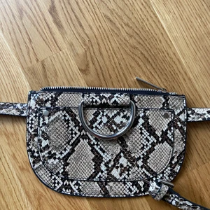 Magväska - Leopardmönstrad magväska