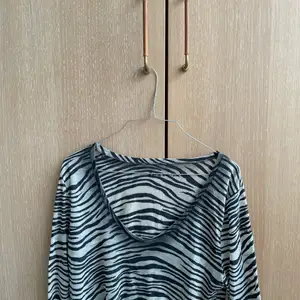 Zebramönstrad tröja (lite genomskinlig) 