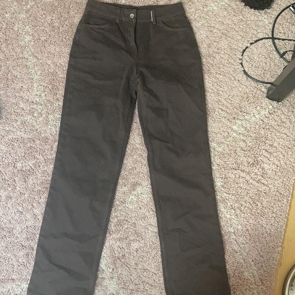 Oanvända bruna straight leg jeans som jag säljer pga att de var för små. De är ganska små i storleken så jag skulle tro att de passar tex någon som har 27 midja i jeans, kanske tom 26. Köpare betalar frakt. På bilderna ser förgen ganska gråaktig ut och jag fick inte till att visa den riktiga förgen men irl så är färgen väldigt brun.. Jeans & Byxor.
