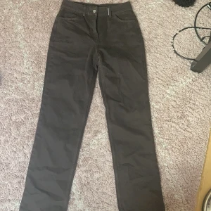 Bruna Straight jeans - Oanvända bruna straight leg jeans som jag säljer pga att de var för små. De är ganska små i storleken så jag skulle tro att de passar tex någon som har 27 midja i jeans, kanske tom 26. Köpare betalar frakt. På bilderna ser förgen ganska gråaktig ut och jag fick inte till att visa den riktiga förgen men irl så är färgen väldigt brun.
