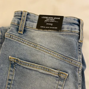Nya mom jeans  - Aldrig använda med den bakre lappen kvar ( prislappen är tyvärr borttagen). 