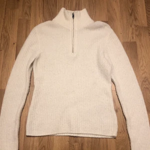 Stickad tröja  - En vit stickad tröja ifrån Bikbok med långa ärmar. Ganska tunn men är ändå varm och skön. Fin hög krage med dragkedja som går att ha som man vill. Var använd 2 gånger. Storlek S men passar mig som är M då den är väldigt stretchig. Köpare står för frakt och köpt är köpt! 🤍