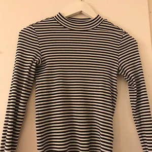 Monki- svartvit långärmad tröja XS - Använd bara 1 gång, stretchigt material passar S också, samt fintatt ha under en t-shirt