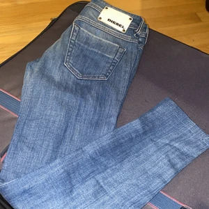 Diesel  - Diesel,  ljusa blåa , har klippt dom till kortare längd . (30) mycke fint skick använd 3-4 ggr.