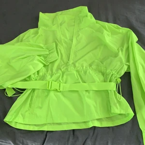 Zara vind jacka - Sjukt cool zara vind jacka i neon gul färg, storlek m och använt 2 gånger! 200kr