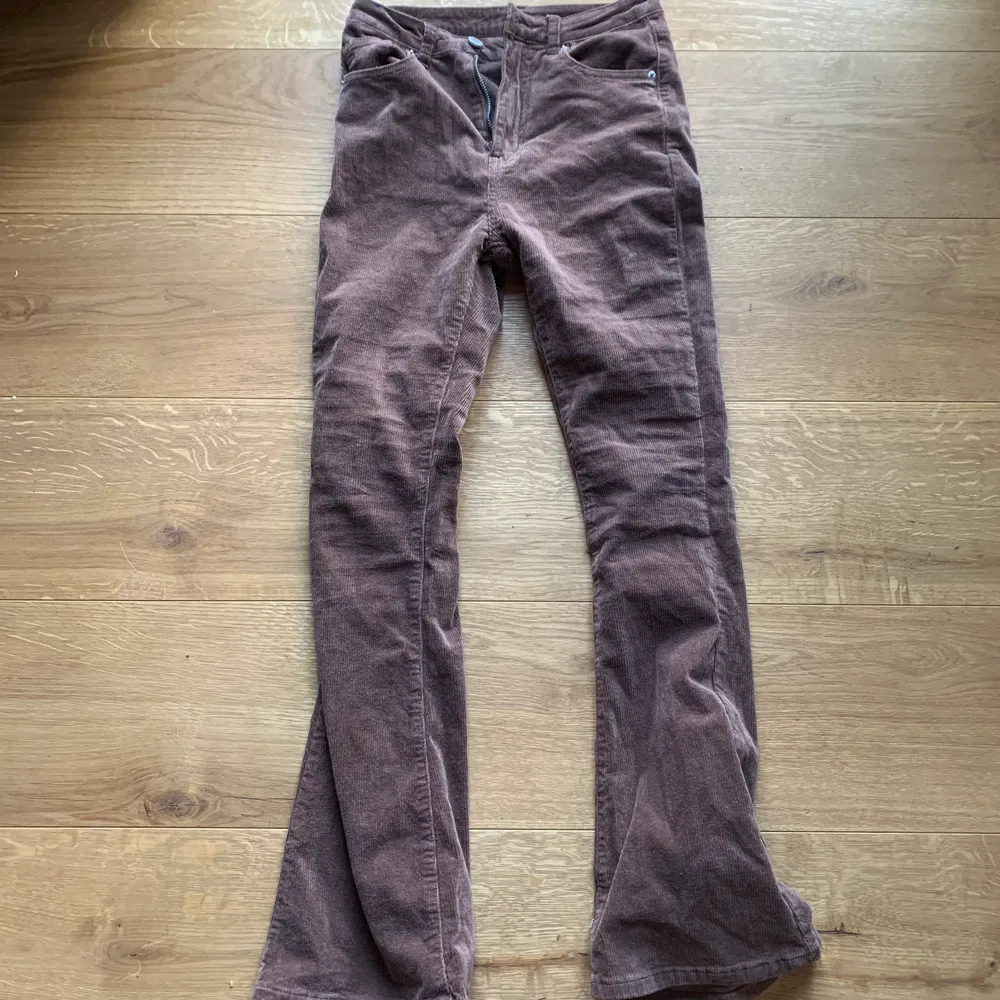 Ett par fina bruna manchesterbyxor som är bootcut som jag köpt ifrån shein. Super fina men en aningens små för mig💕 köparen står för frakt!. Jeans & Byxor.