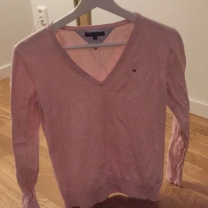 Rosa tröja från Tommy Hilfiger - Märkeströja från Tommy Hilfiger, jättefin❣️ Strl L men använder den som oversize och är en S.