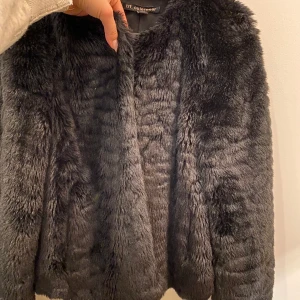 Fusk pälsjacka  - Jacka från Zara. Fin fusk päls