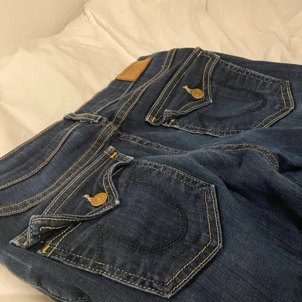 Näst intill oanvända low waist true religion jeans, mörkblå i modell: Casey skinny. Passar en S i storlek ✌️ -> sista bilden är lånad! Buda eller köp direkt (RIKTIGT KAP🤝💕👌). Jeans & Byxor.