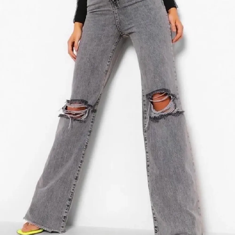 Skitsnygga jeans från boohoo, endast testade en gång och har prislappen kvar. Säljer då jag råkade beställa fel storlek och inte längre kan skicka tillbaka. Kan mötas upp i stockholm eller frakta☺️. Jeans & Byxor.