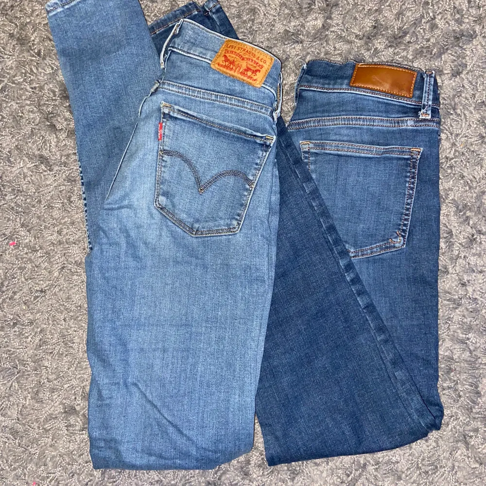 Säljer två par tighta lågmidjade jeans. Höger: storlek S från bikbok. Vänster: storlek 25/32 från Levis. Bikbokjeansen säljes för 50 kr. Levisjeansen säljs för 150kr. Köp båda för 175kr. . Jeans & Byxor.