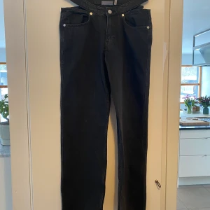 Helt nya jeans från weekday - Mörk gråa jeans från weekday med öppning vid höfterna aldrig använda med prislapp kvar! 