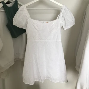 ✨klänning✨ - Vit klänning, använd 1 gång🤍