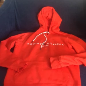 Tommy hilfiger  - Jag säljer nu denna tröja från Tommy hilfiger!! Jag har aldrig använt denna men har tagit bort prislappen!! Jätte fin tröja som är i storlek M!! Priset kan sänkas 