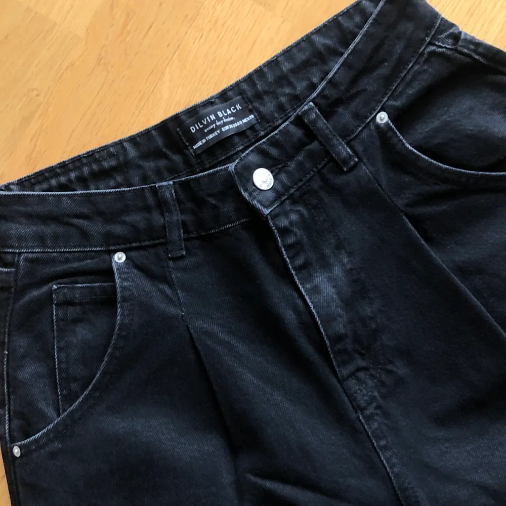 Svarta jeans ifrån chiquelle storlek 36, använda två gånger!. Jeans & Byxor.