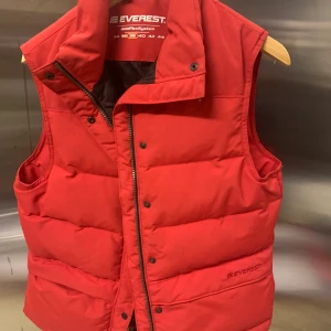 Röd väst  - Röd väst från Everest, köpt för evigheter sen men hittar inte ens en fläck på den, den är sååå fräsch! Strl 38, men skulle uppskatta den till en 36a egentligen men det beror helt på hur man vill att den ska sitta❤️ pris exkl. frakt 