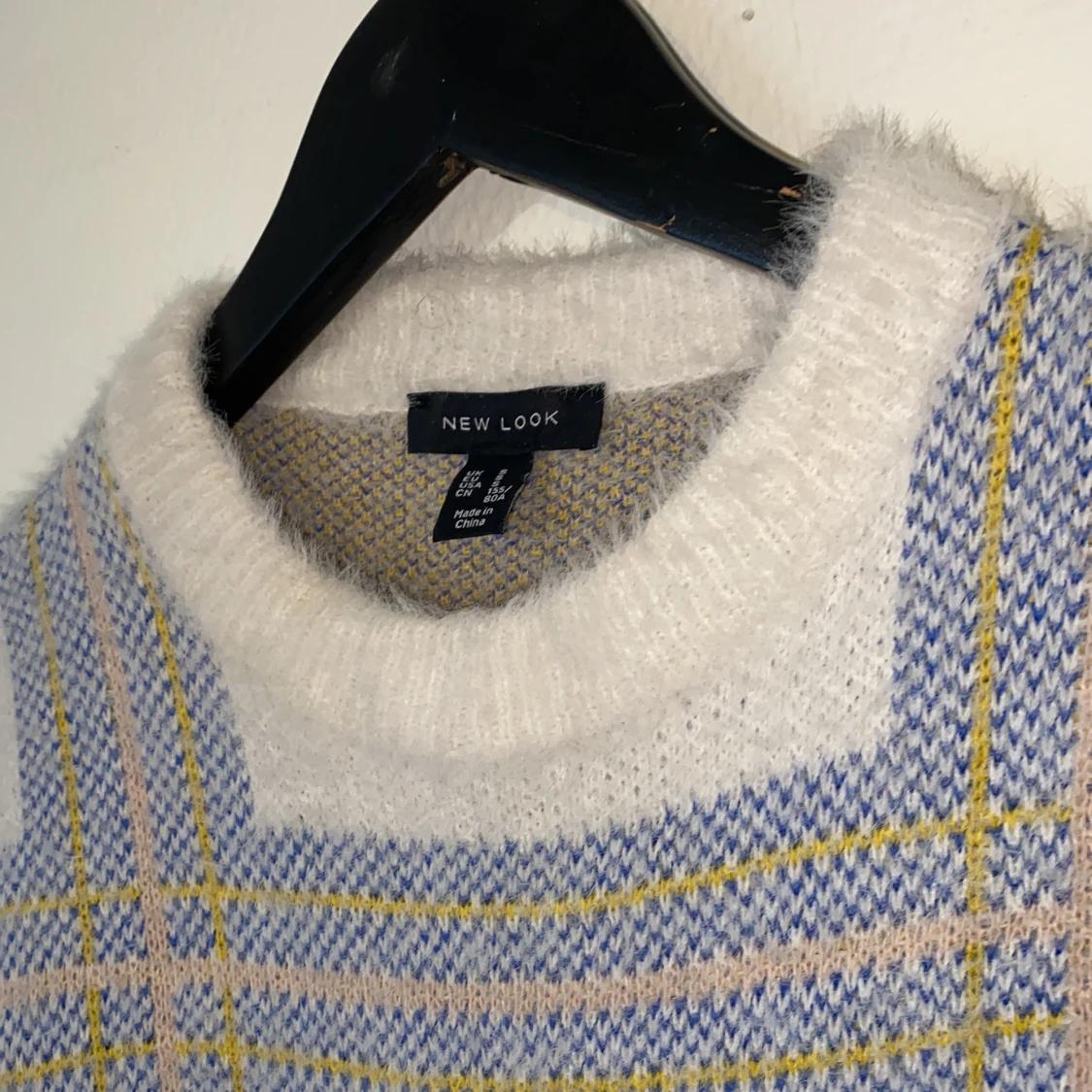 VIT FLUFFIG TRÖJA NEWLOOK - 90