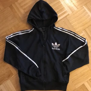 Adidas hoodie  - Säljer en av mina absoluta favorit hoodies pga flytt. Använts till vardags, träning & fest. Lös & skön passform. Praktiska fickor med dragkedja framtill. Använd men i gott skick 💫