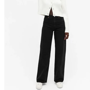 Svarta trendiga Monki jeans - Monki jeans i storlek 24!! Jätte jätte snygga men dom är tyvär lite för småa för mig:( Har inte kunnat använda dom så mycket pga det så dom är i jätte fint skick! Dom köptes för 400kr 