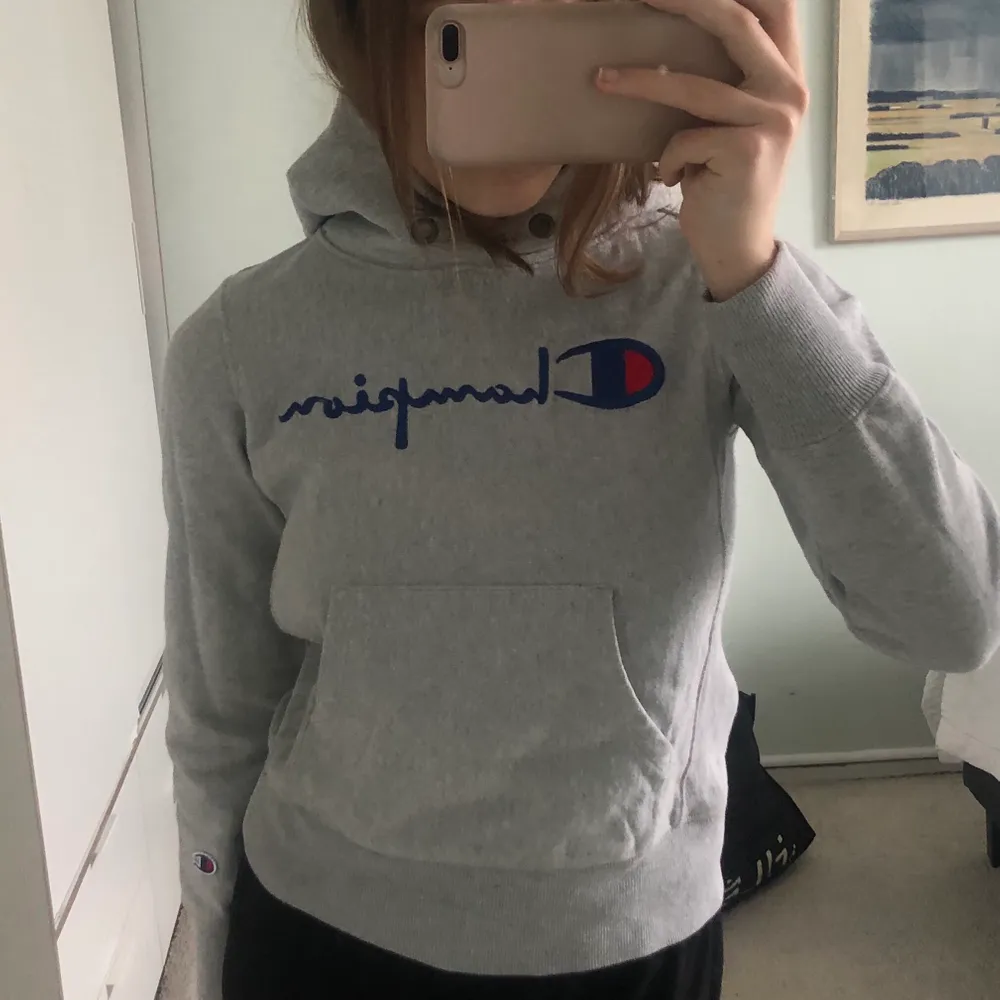 Så fin champion hoddie. Den är för liten för mig så säljer av den anledningen. Så skönt material!. Tröjor & Koftor.