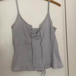 Kort vit linne, storlek M - Säljer denna tror den är från H&M eller lager 157 kommer tyvärr ej ihåg då de va så länge sen jag köpte den den är vit och väldigt fin och ha på sig använder den dock inte längre då den inte passar ordentligt 