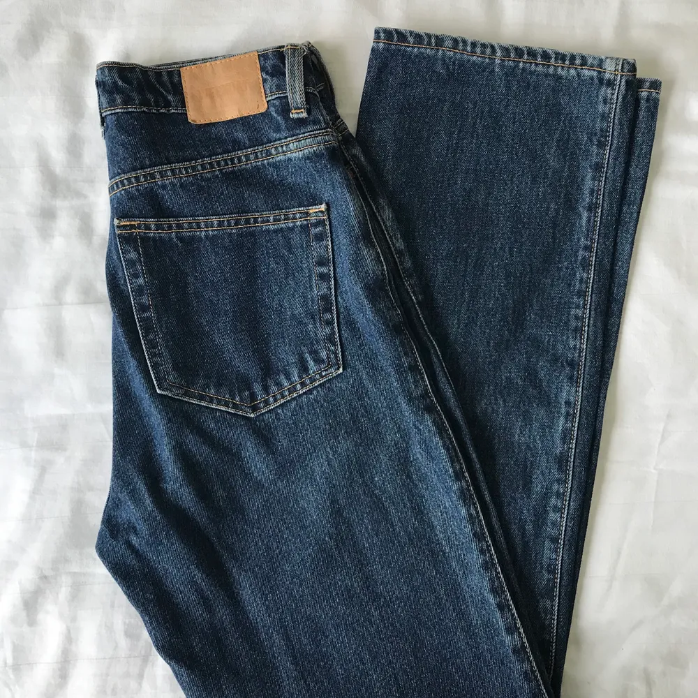 Säljer nu några av mina favoritjeans, weekdays Rowe jeans straight leg pga att dom blivit för små på mig. 🙄 Är i färgen Win Blue, så deras mörkaste blå! Bra skick, priset är exklusive frakt! . Jeans & Byxor.
