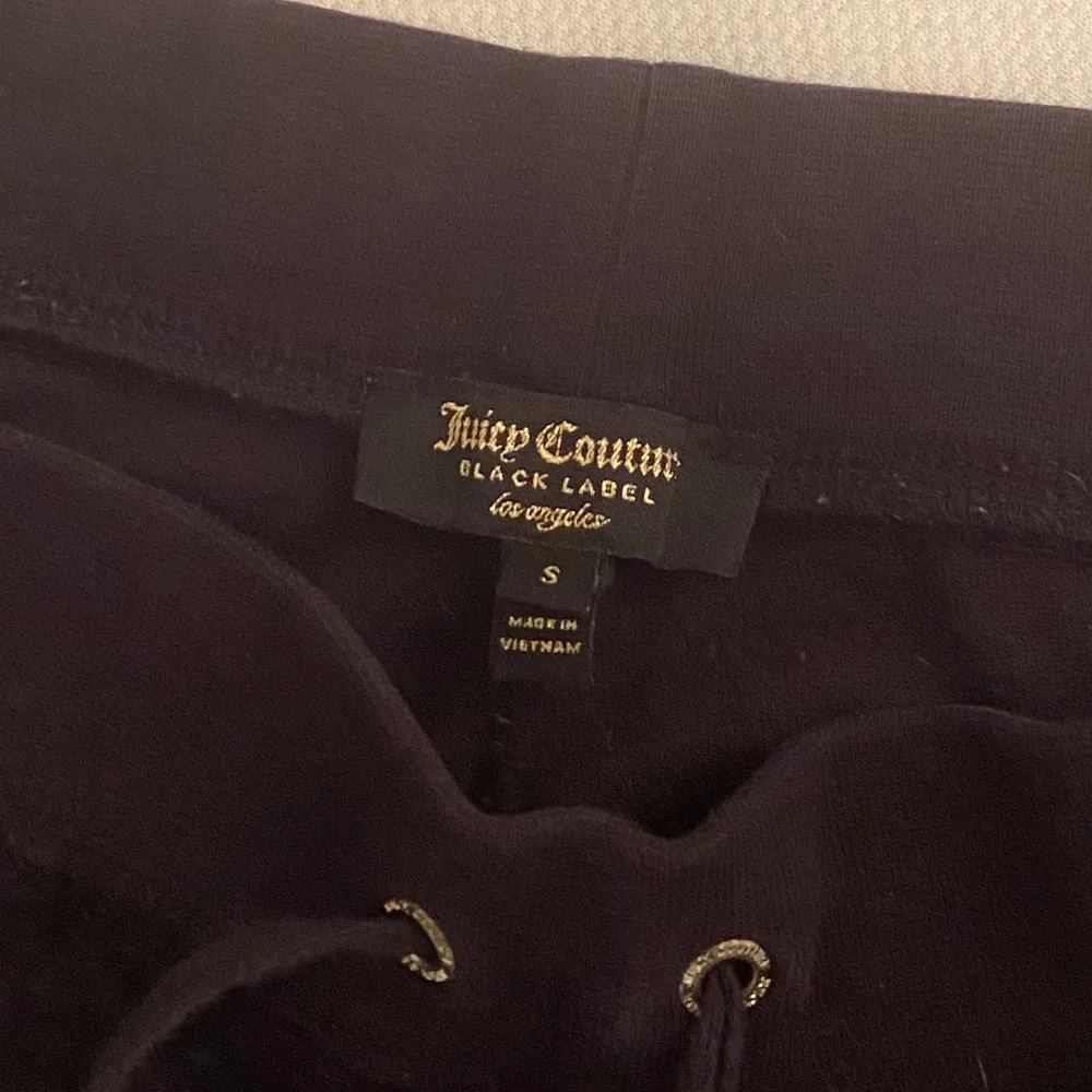 Ett par svarta juicy couture mjukisbyxor i storlek S. Dessa är i en low rise modell och är ganska svåra att få tag i. Nypris är ungefär 1500kr.. Jeans & Byxor.