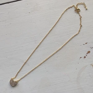 Halsband från guldfynd - Halsband från guldfynd med ett hjärta på. Välgjort