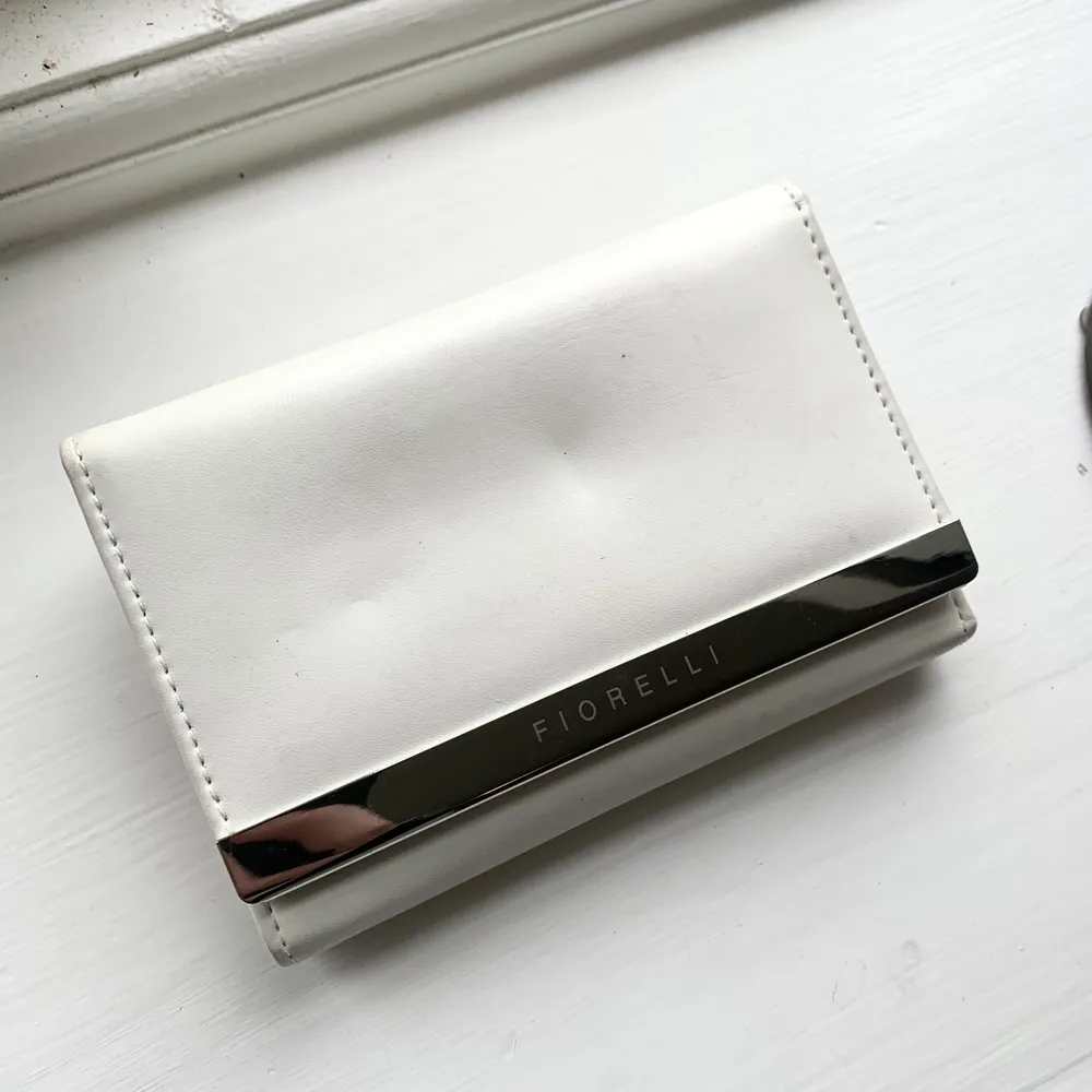 En jättefin plånbok från Fiorelli. Liten men otroligt många fack!🛍. Väskor.