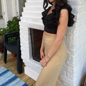 Vida byxor  - Använda en gång, uppsydda något (inte så mycket) jag är 159, från Bikbok. Som i nyskick! Köppte mellan 300-400 kr