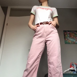 Vero Moda Jeans cropped petite  - Jag är 168 cm och är storlek 26 (34/XS) så dessa 28or är lite stora på mig men funkar bra med skärp som bilderna visar. 