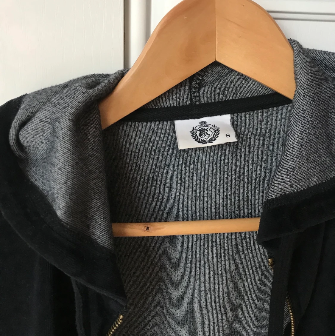 Svart velourhoodie  - 90