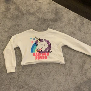 Vit h&m sweater med unicorn tryck - En fin tröja i ett fint skick! Köpt på h&m i storlek 134/140 (9-10 år) säljs då min dotter tyvärr växt ur den men annars är den väldigt fin och i ny kvalitet!🤩