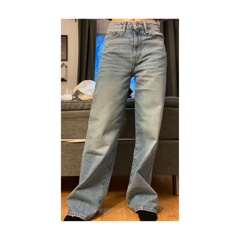 Supersnygga raka Jeans! 🦋 Storlek S. Är 170cm och dom släpar i backen med några centimeter. . Jeans & Byxor.
