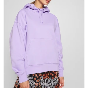 lila oversized hoodie från weekday - Köpt på weekday butiken för 350kr. Säljer då den ej kommer till användning:( använd max 2 gågner, så är som ny i skicket. Frakt 66kr tillkommer. 