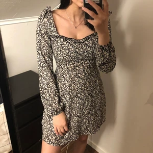 Klänning från Zaful - Superfin klänning från ZAFUL som tyvärr inte kommer till användning! Aldrig använd men har tagit av lapparna. Går även att bära som en off-shoulder klänning! Frakt tillkommer på 48 kr🤍 Perfekt till sommaren!