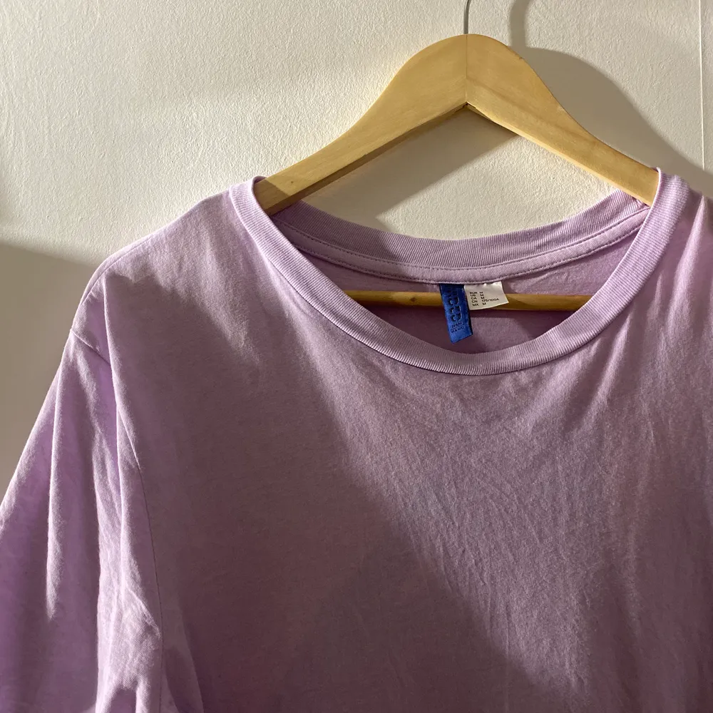 Lång t-shirt, har använt som ”klänning”, supersöt ljuslila färg! Frakt tillkommer💕⭐️. T-shirts.