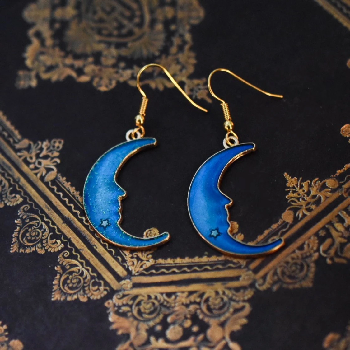 Örhängen med månberlock 