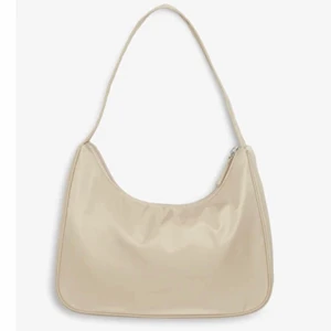 Shoulderbag från Monki 🤩 - Säljer nu denna snygga axelväska från Monki pga att den inte kommer till användning. Den är använda men i mycket fint skick utan slitningar!✨ 90+frakt 📦 hör av er vid frågor eller om ni är intresserade!💕