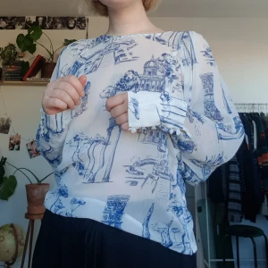 Genomskinlig topp  - Dragkedja på sidan (se sista bild) 