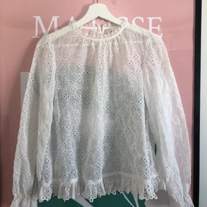Blus - Vit blus med fina broderade detaljer som inte säljs längre. Köpt för cirka 300 kr.