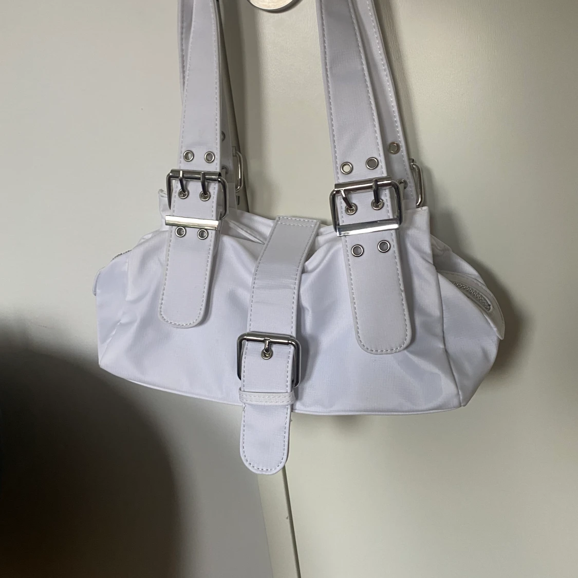 Vit axelremsväska